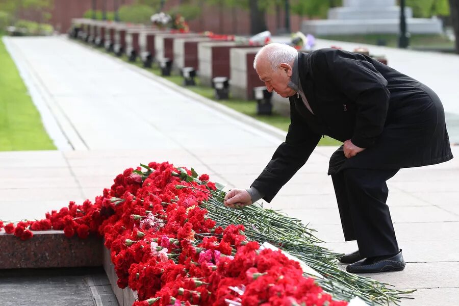 Возложение цветов к могиле неизвестного солдата. Цветы у могилы неизвестного солдата. Цветы у памятника неизвестному солдату. Ветеран возлагает цветы. Где можно возложить цветы в спб