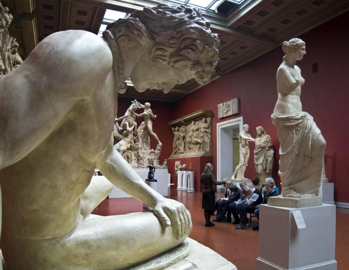Музей изобразительных искусств имени пушкина в москве афродита. Музей пушкина скульптура. Зал древнего рима в пушкинском музее. Музей пушкинский пушкинский музей москва. Пушкинский музей изобразительных искусств москва статуи.