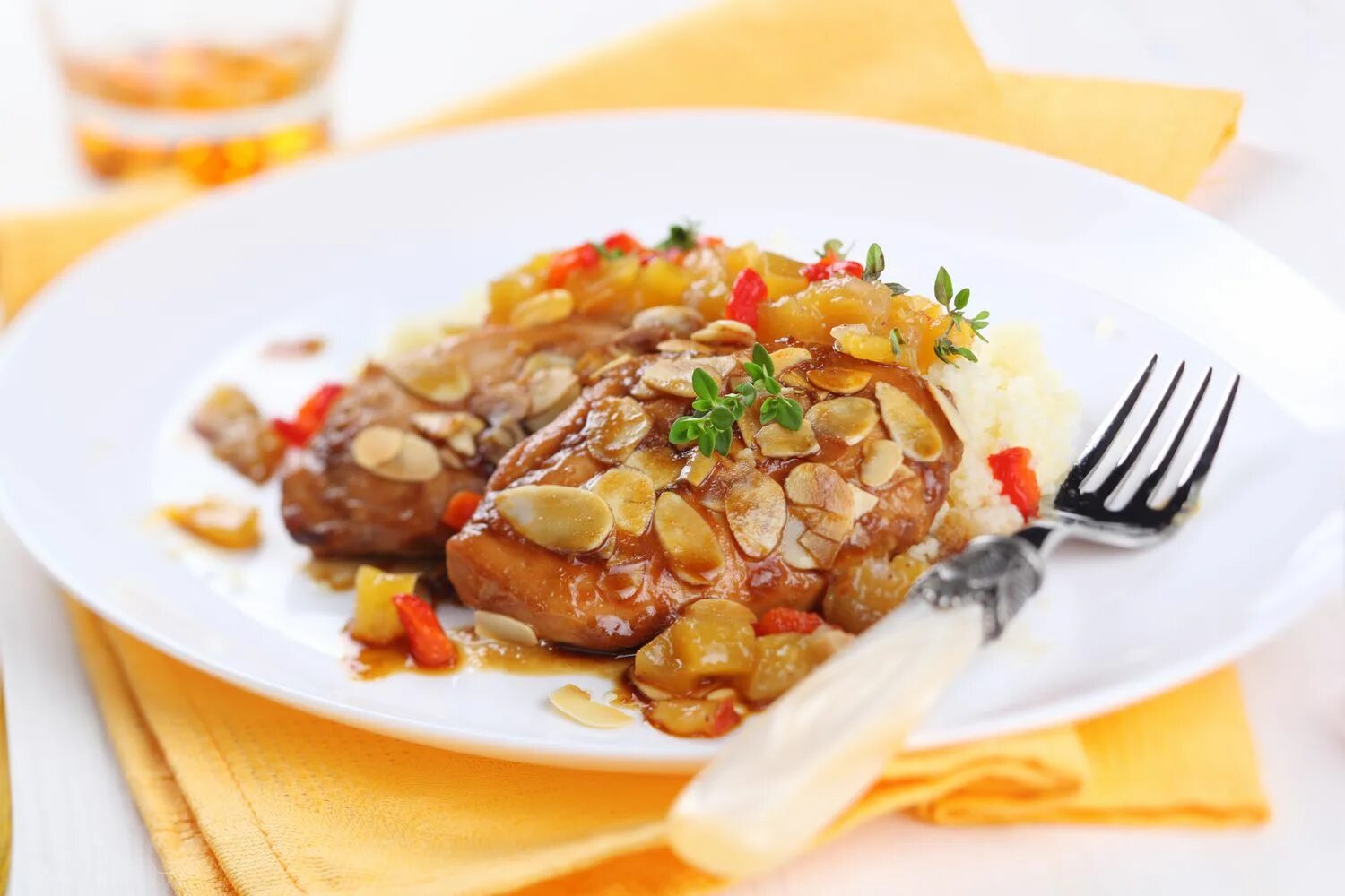 Мясо миндаль. Пилав турецкий с курицей. Курица с миндалем рецепт. Куриная грудка в миндале. Курица с миндалем.
