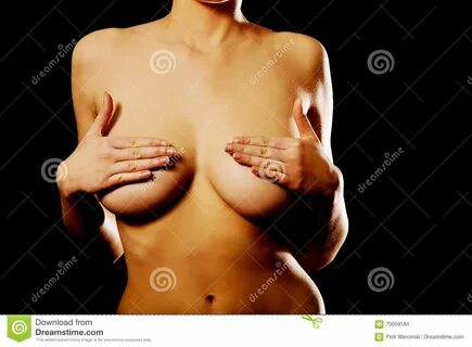 Нагая молодая женщина покрывая ее грудь с руками Стоковое Фото - изображени...