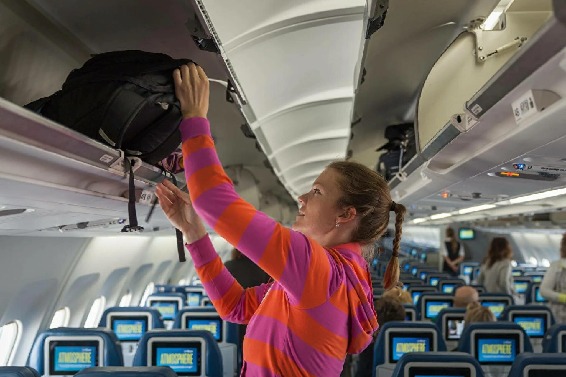 Ручная кладь в боинге 737. Полки в самолете для ручной клади. Полка для багажа в самолете. Ручная кладь в поезде. Ручная кладь в боинге 737.
