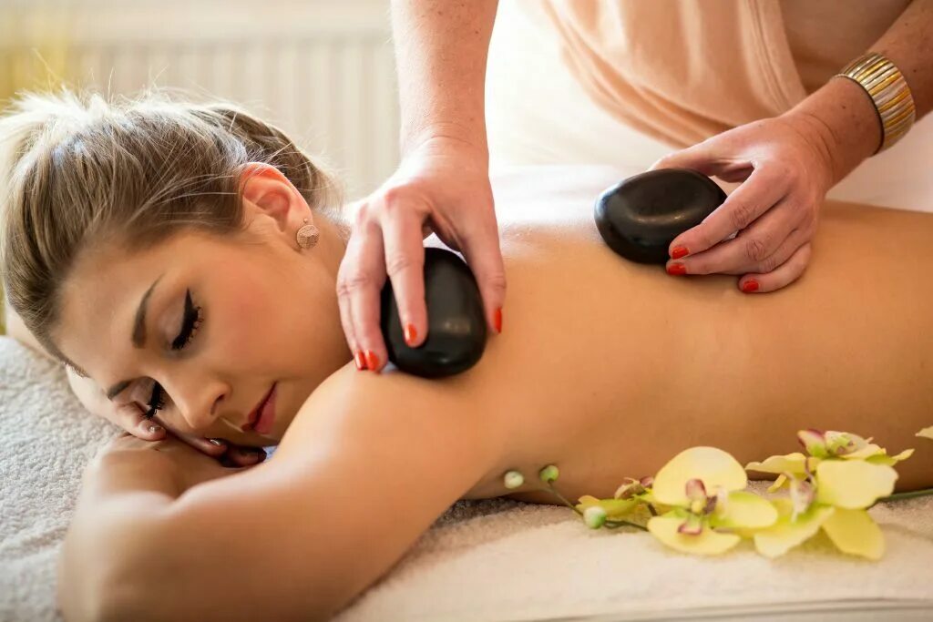 Пышные массаж. Тайский стоун массаж. массаж горячими камнями (stone massage). спа стоунтерапия. стоунтерапия камни.