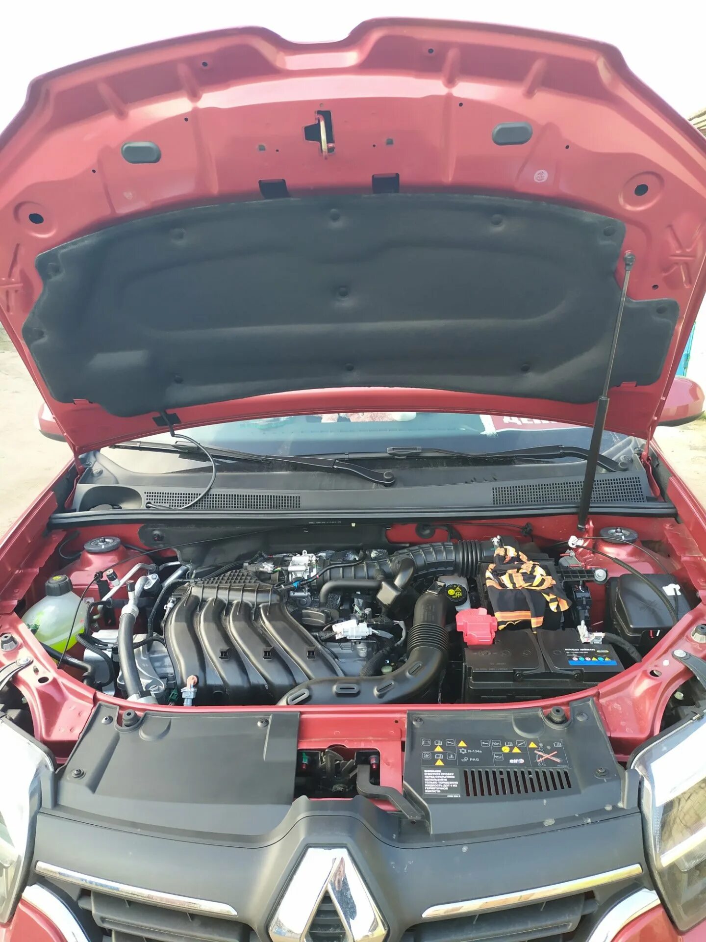 Подкапотное пространство сандеро. Renault sandero stepway 2 подкапотка. под капоьное пространство рено степвей. renault sandero подкапотка. подкапотное пространство renault sandero stepway.