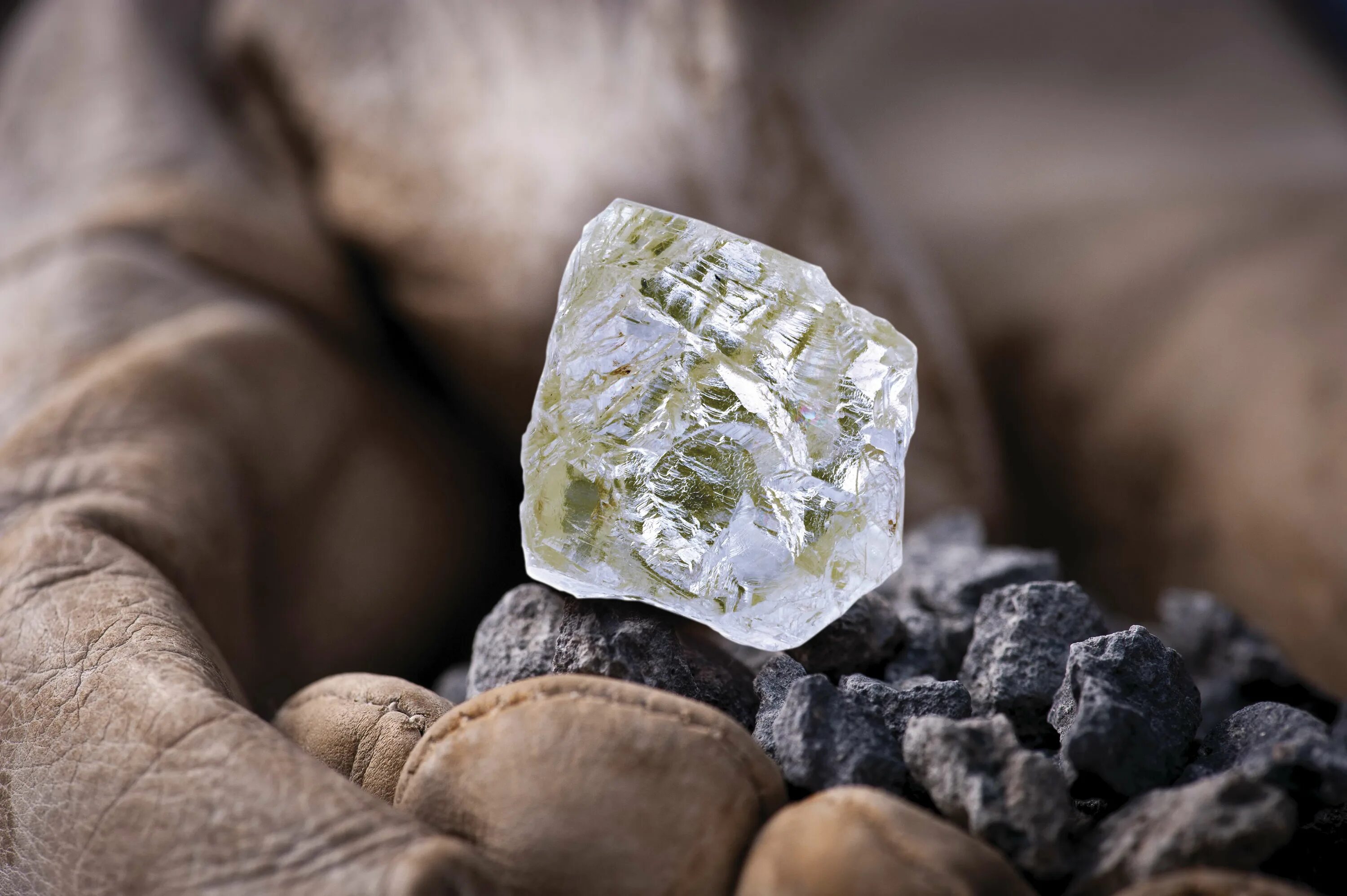 Natural mineral. Алмаз неограненный камень. Алмаз неограненный камень бриллианты. Камень самородок Алмаз. Алмаз минерал необработанный.