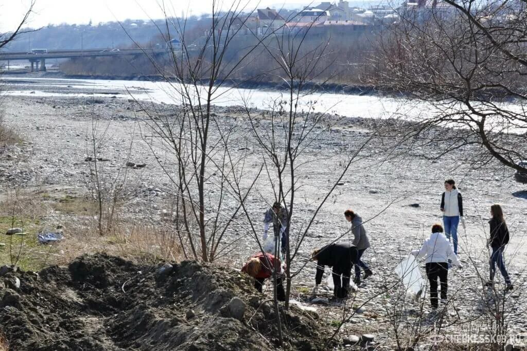 Реки черкесска. Черкесск Кубань речка. Река Кубань Черкесск. Санитарное состояние реки Кубань.