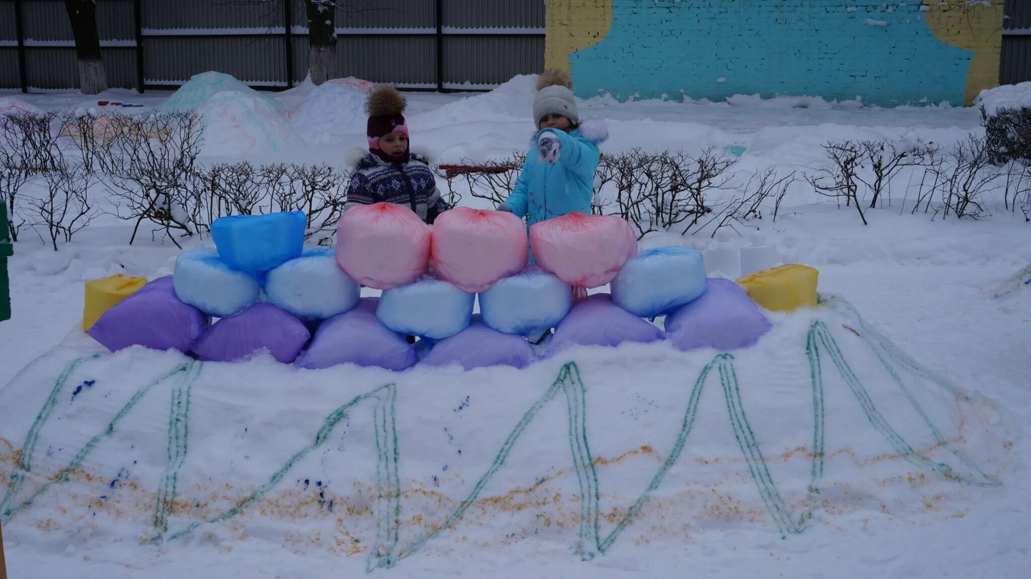 Снежки в сад. Снежные постройки. Снежные фигуры для детского сада. Снежные фигурки для детского сада. Снежные постройки в детском саду на участке.