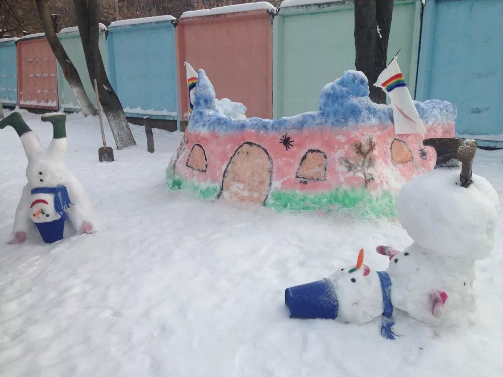 Снежные постройки. Постройки из снега. Снежный городок в детском саду. Снежные постройки. Постройки из снега для детей.