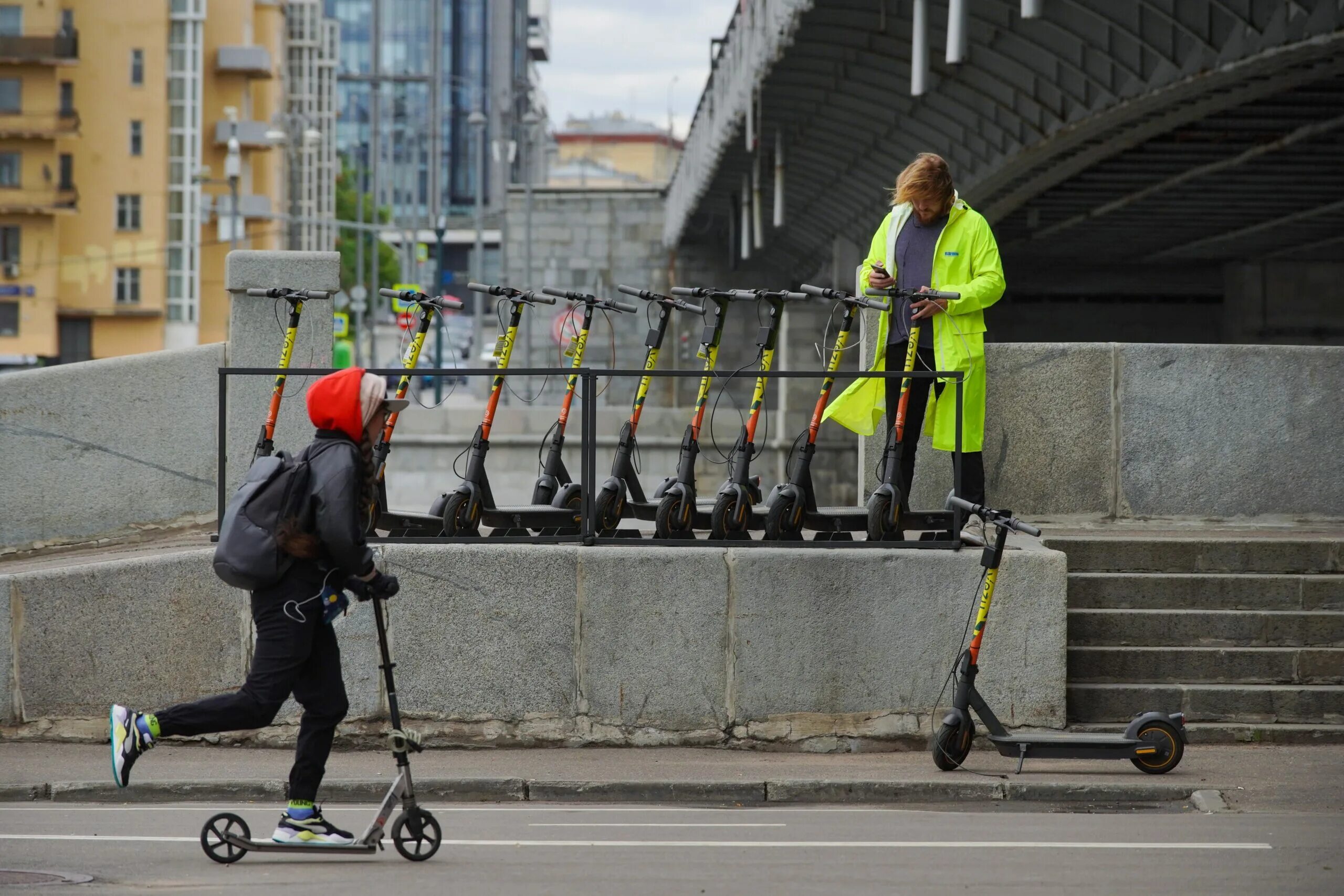 Самокат. Люди на самокатах в Москве. Самокат в городе. Подросток на самокате. Как покататься на электросамокате