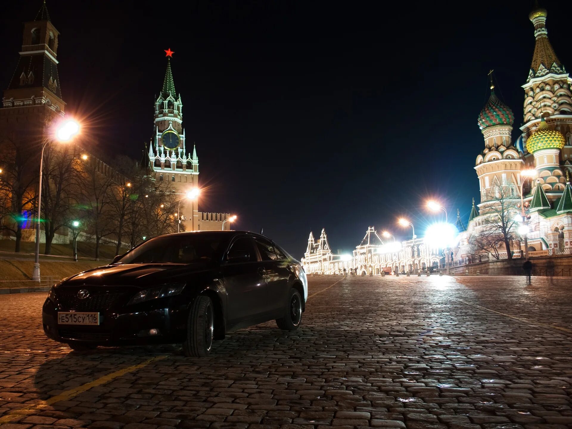 Москва авто любые. Москва ночью. БМВ на красной площади. Машина на красной площади. Ночная Москва из машины.