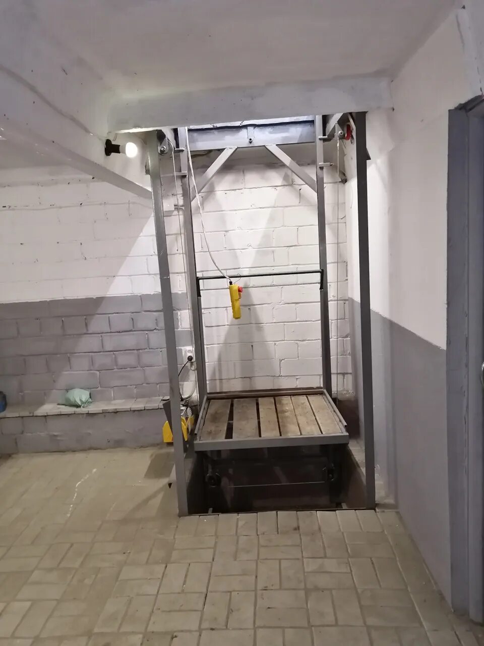 Подъемник для подвала. Лифт в гараже в подвал. подъемник для погреба. подъемник для погреба в частном доме. лифт люк в подвал.