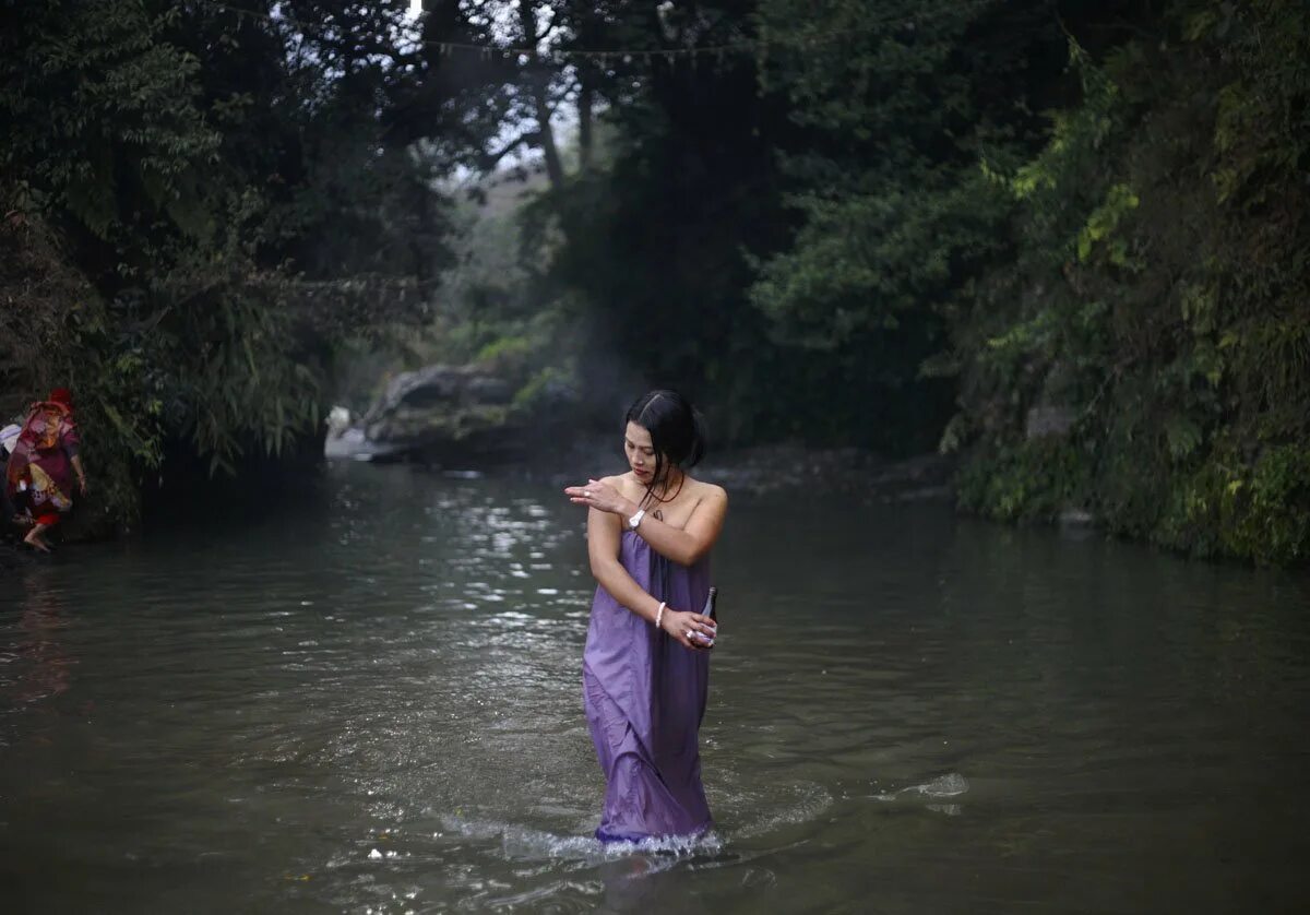 Женщины купаются в реке. Девушка плавает в реке. Непальские женщины купаются. Купания индийских девушек.