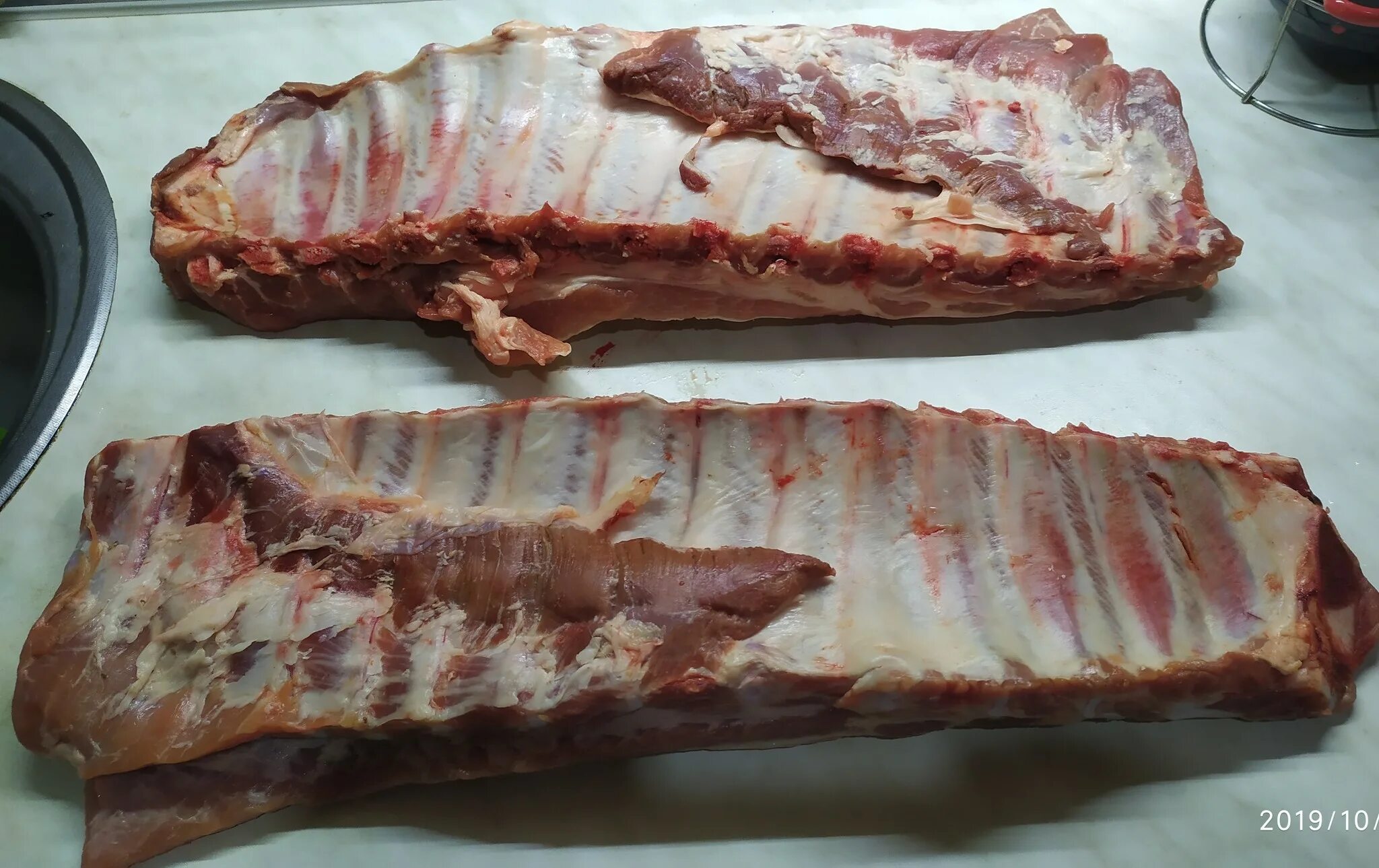 Ребрышки в коптильне. Ребра кальби в смокере. Свиные ребра горячего копчения. Свиные ребра горячего копчения. Рёбрышки копчение.