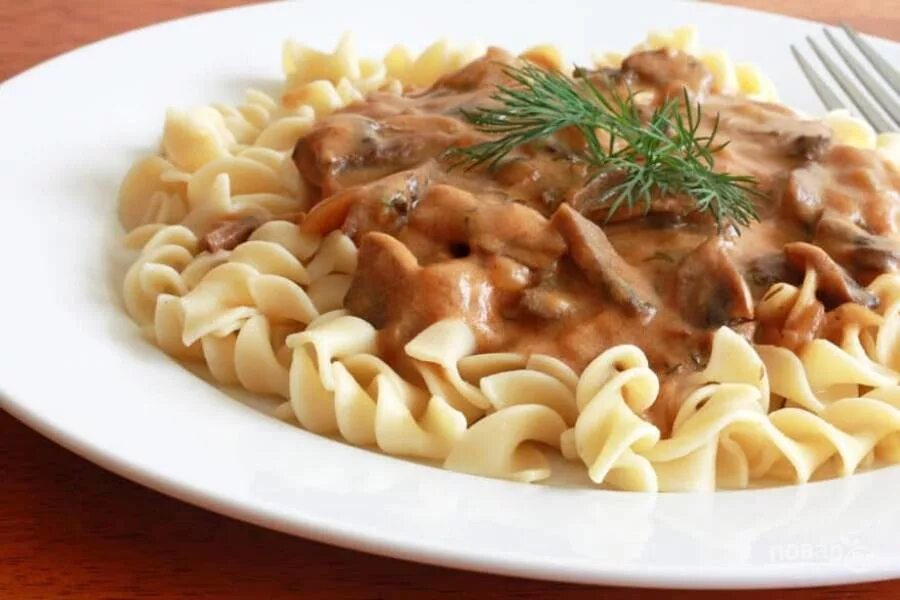 Макароны с мясом как в столовой. Макароны с подливкой. макароны с подливкой с мясом. спагетти с мясным подливом. макароны с мясной поддивой.