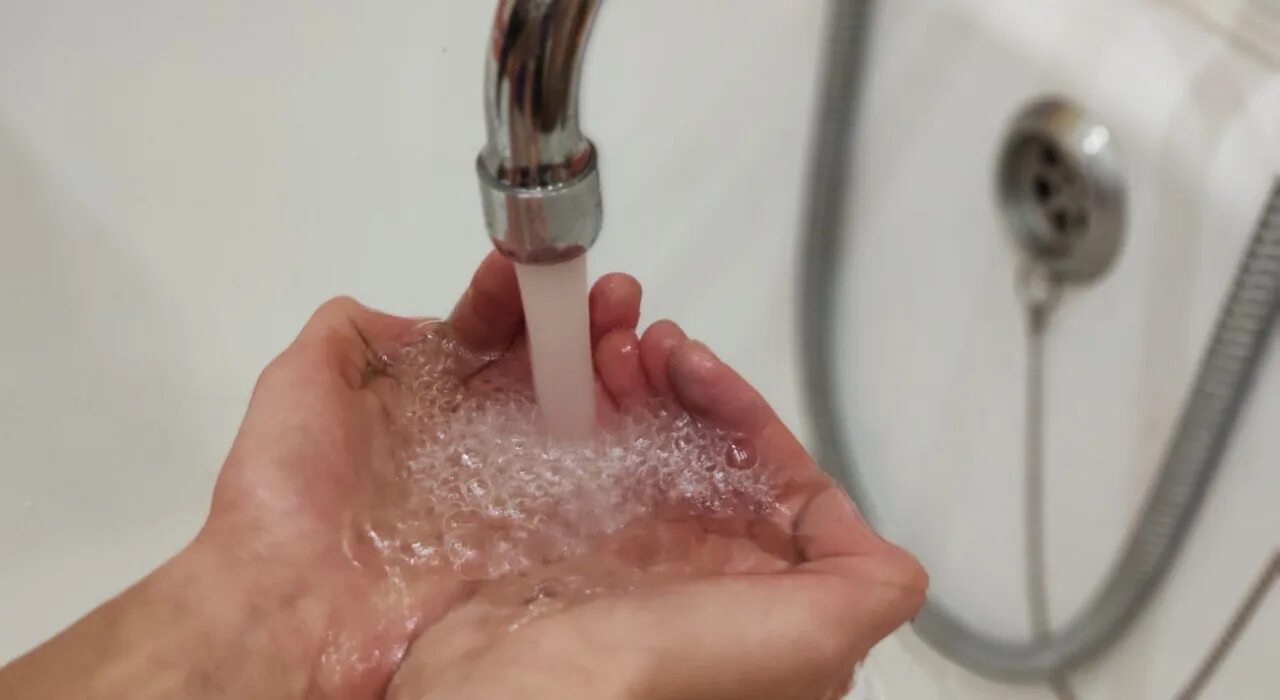 Отключили холодную воду сегодня. Горячая вода. отключение воды. отключили воду. перебои с водой.