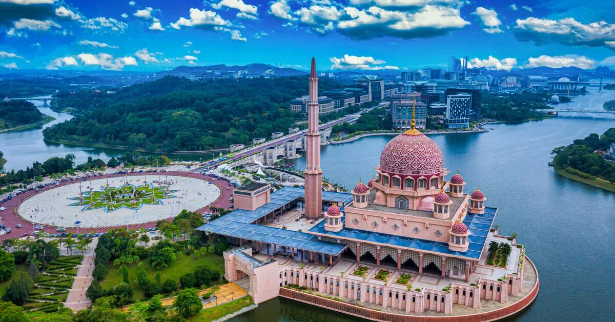 Поехали малайзия. Мечеть Путра Малайзия. Путраджая Куала Лумпур. Путраджайя столица Малайзии. Розовая мечеть Путраджайя Малайзия.