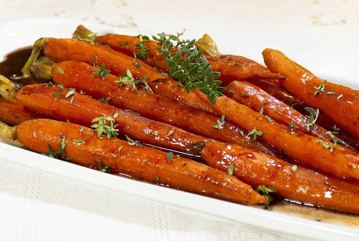 Как вкусно приготовить морковь. Морковь турне карамелизированная. Беби морковь карамелизированная. Морковь в духовке. Гарнир из карамелизированной моркови.