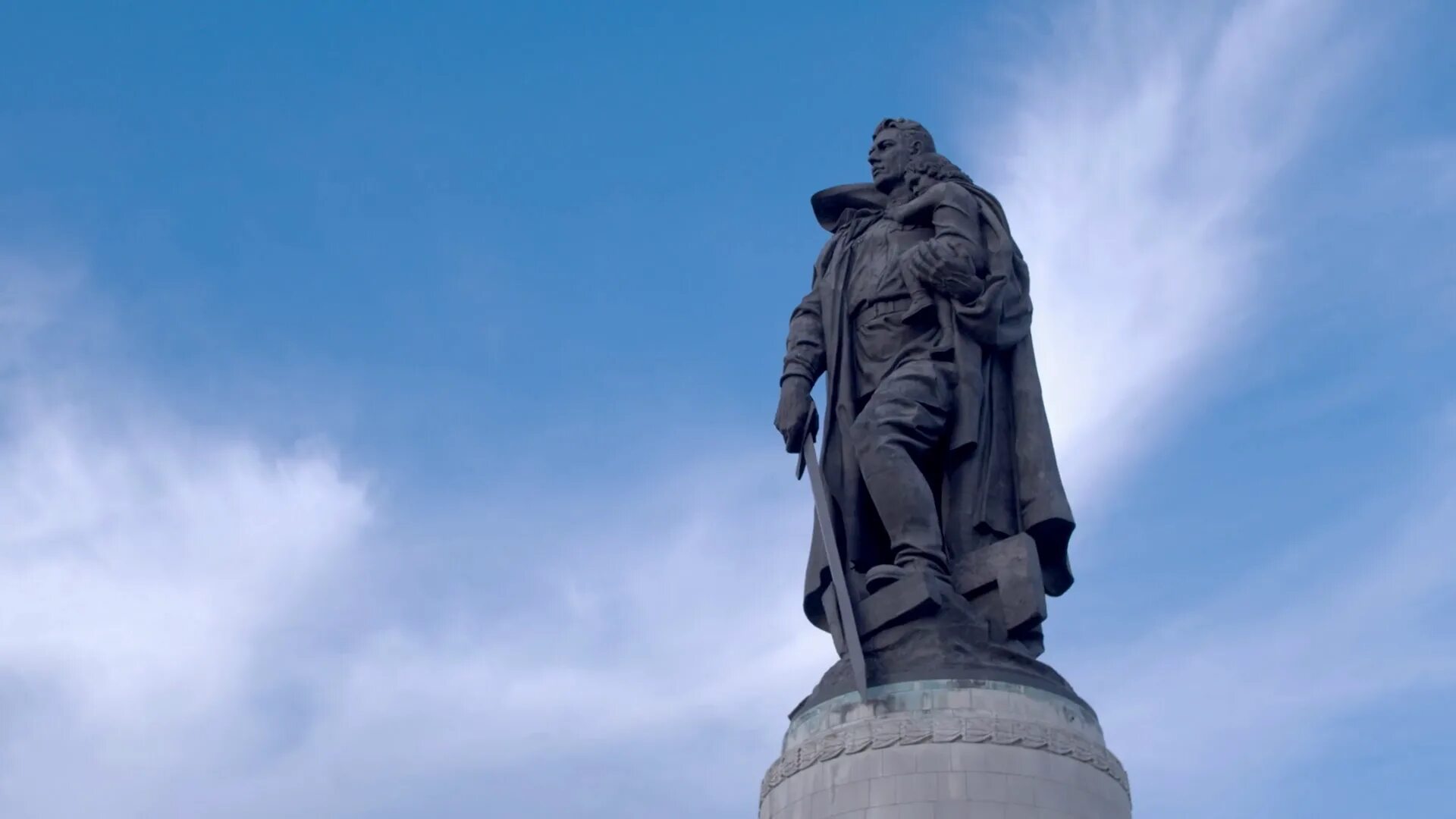 Вучетич воин освободитель. Воин-освободитель трептов-парк берлин. трептов парк памятник воину освободителю. памятник воину освободителю в берлине. «воин-освободитель» в берлине вучетича.
