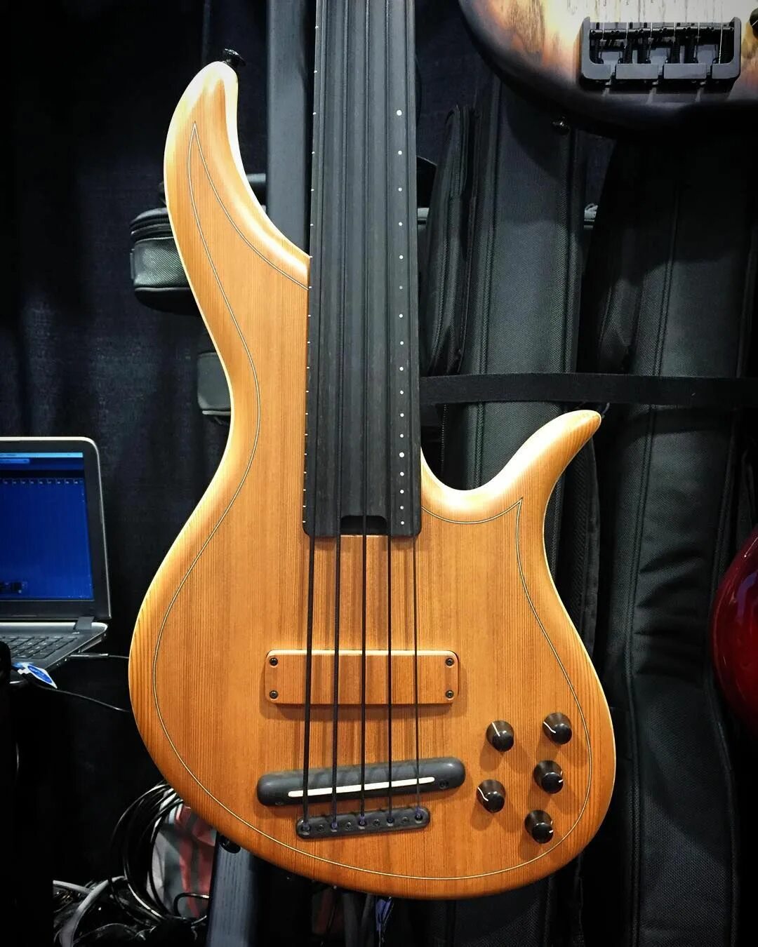 Fbass. Бутафорская театральная гитара. Ф. Nitro 16f bass. Bass f 13 двумя.