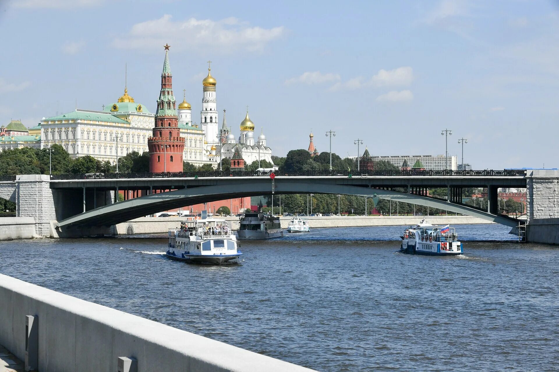 Парк зарядье вид на кремль. Мост с видом на кремль москва. Панорама с большого москворецкого моста. Вид на кремль. Зарядье вид с москворецкого моста.