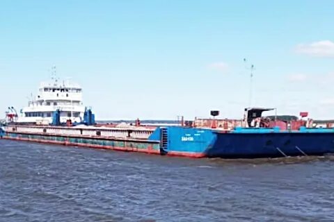 Караван барж груженных лесом прошел под мостом