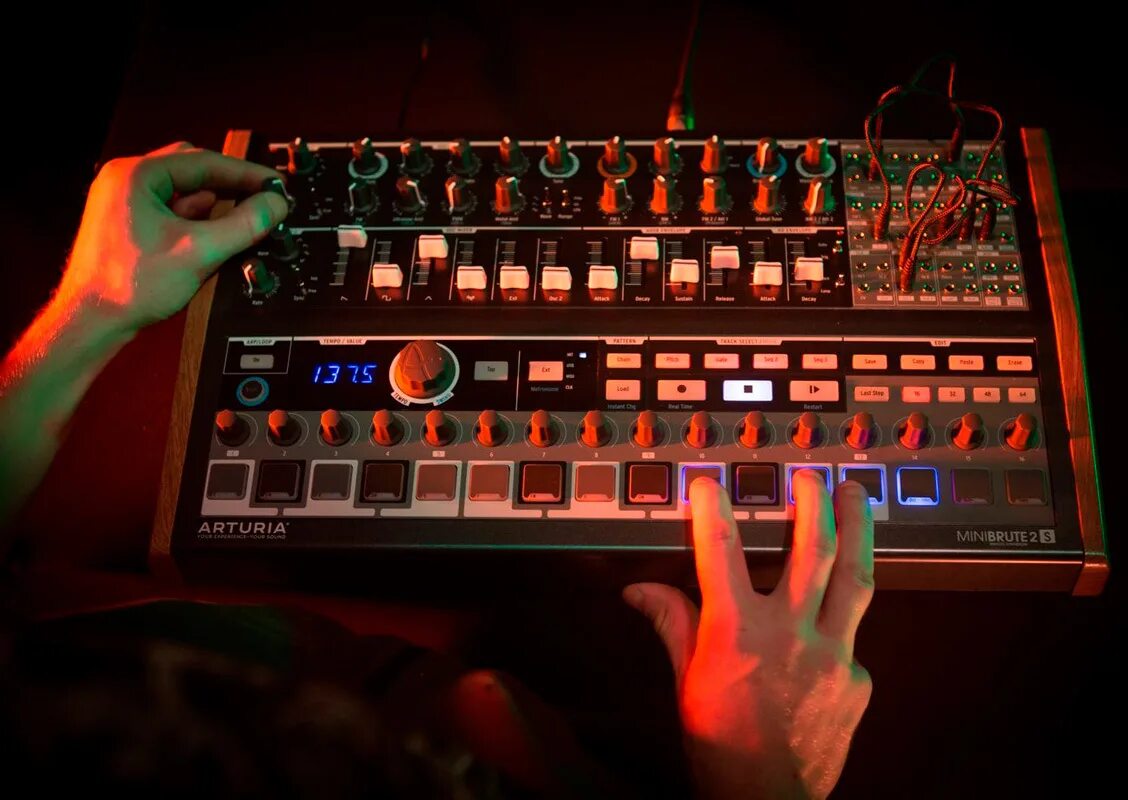 Arturia 2. Arturia minibrute 2. minibrute 2s. arturia minibrute 2s preset. много синтезаторов.