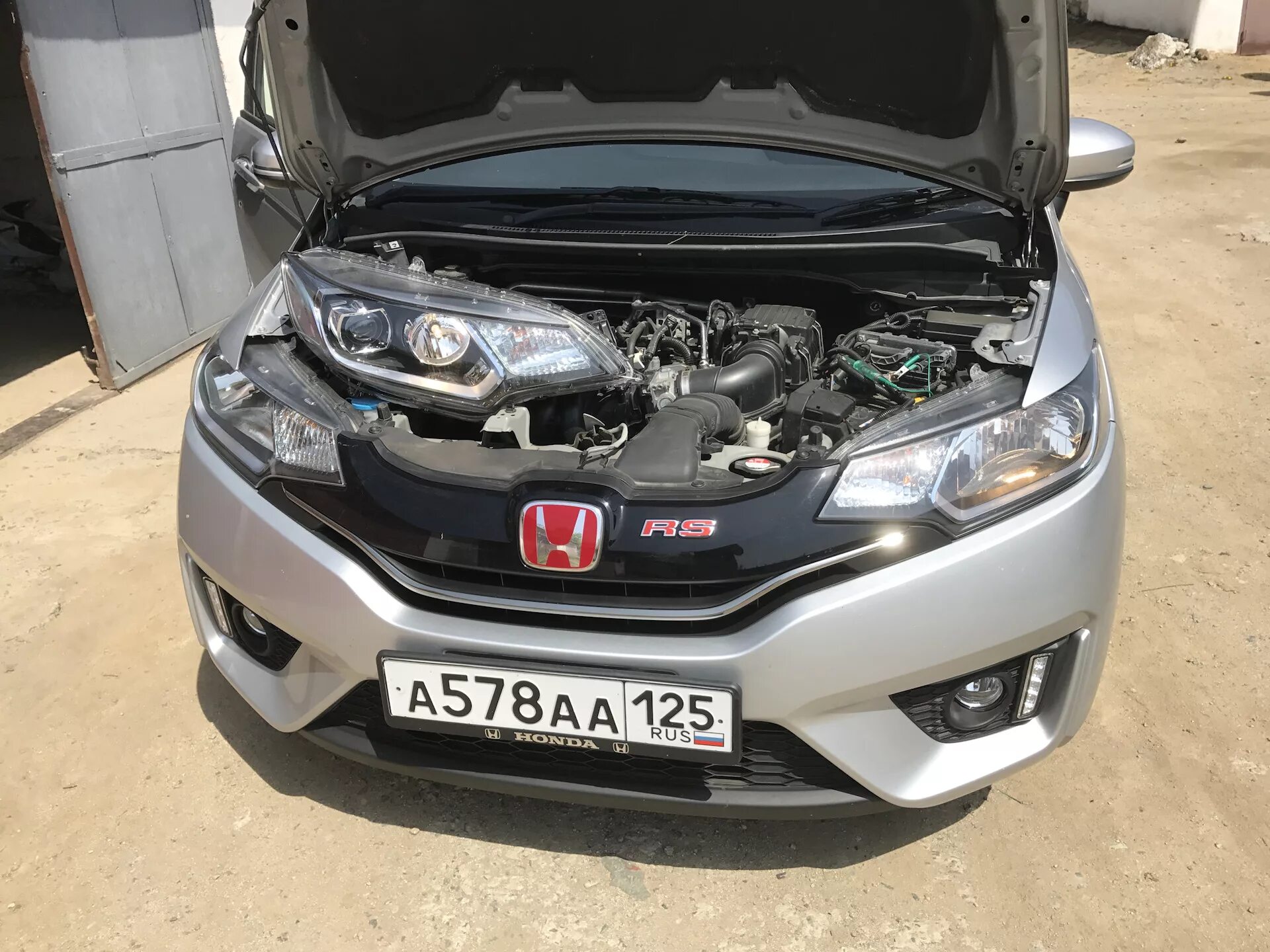 Хонда фит ближний свет. Honda Fit gp5. Фары Honda Fit gk3. Honda Fit Hybrid gp5. Фара Хонда фит 3 gk3.