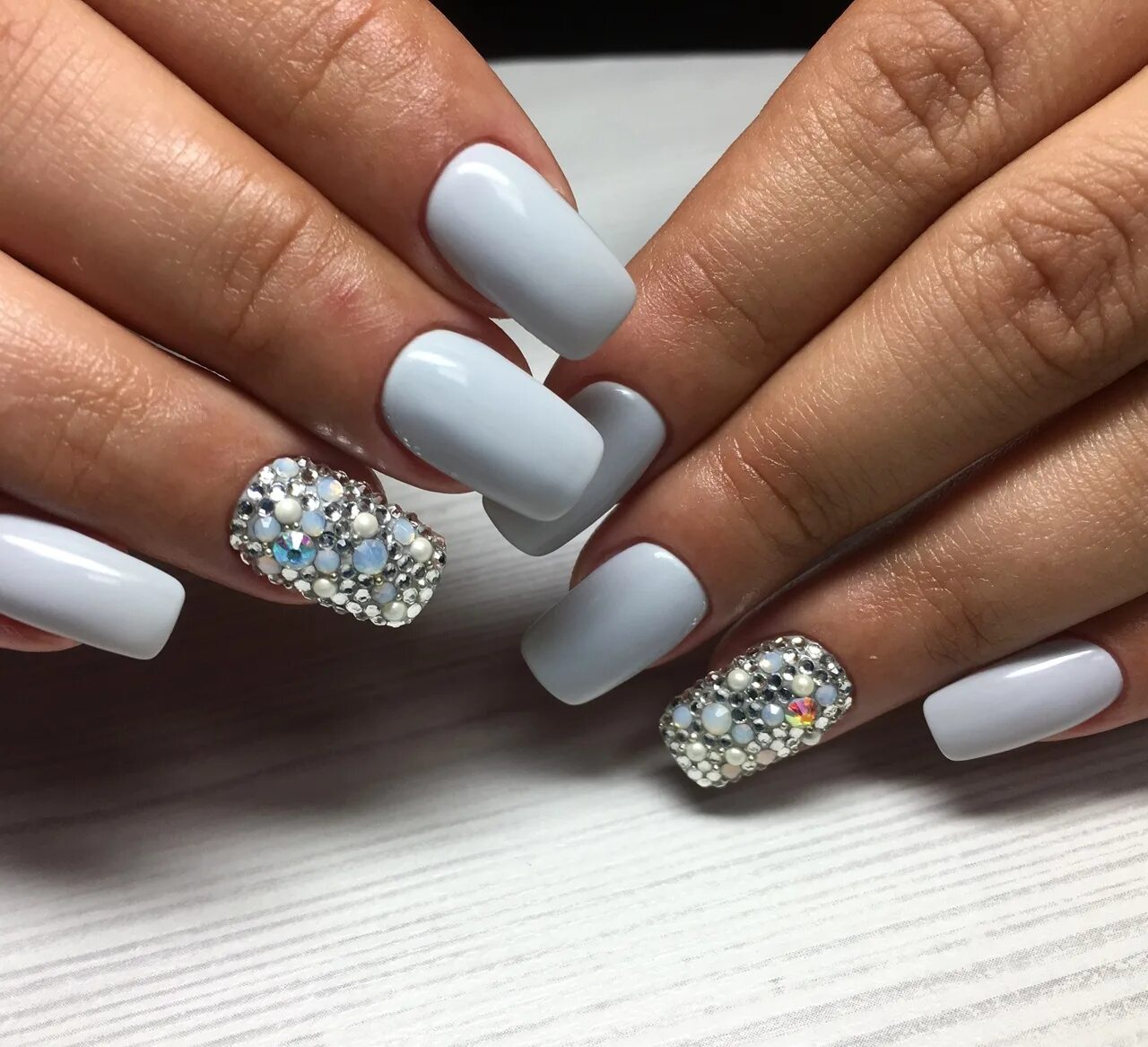 Белые со стразами. Белый маникюр со стразами. Белый маникюр со стразами. Стразы для ногтей белые. Дизайн ногтей белый.