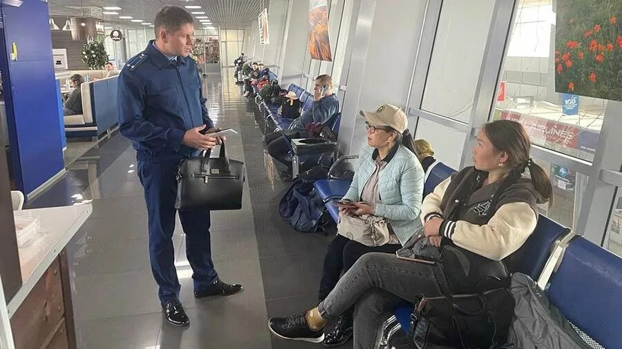 Рейс 3046 чита. Аэропорт кыра. Самолет иркутск владивосток сегодня. Пассажиры на вокзале. Самолет s7.