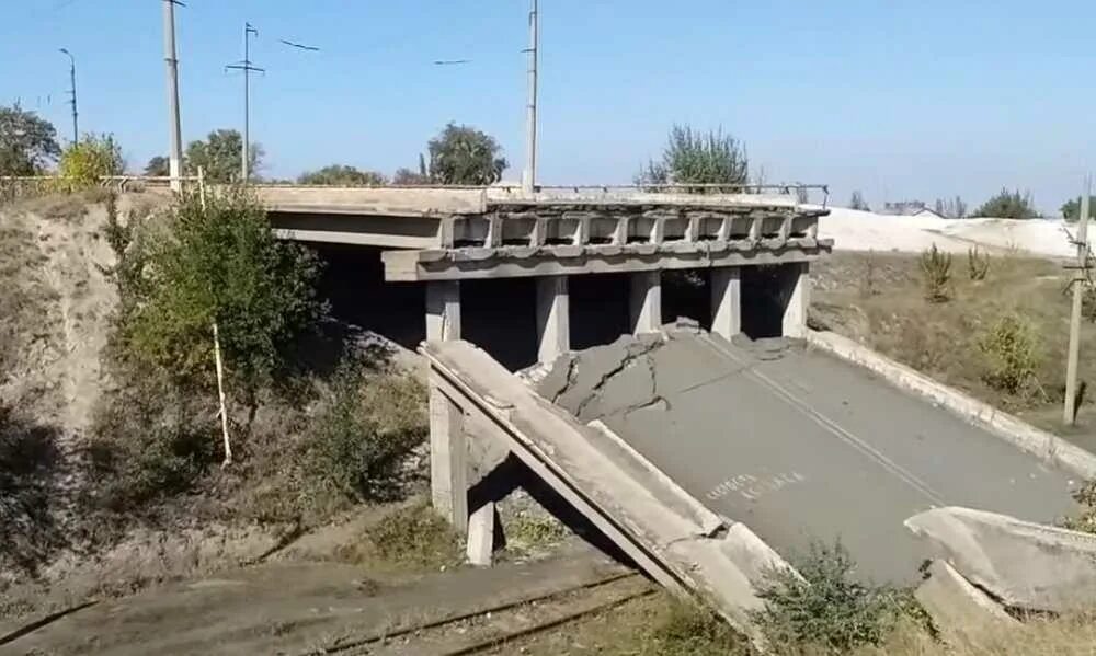 Стальсбыт Горловка. Разрушенный мост в Никитовке Горловка. Взорванный мост Ясиноватая Горловка. Железная балка Горловка. Разрушь мост 2