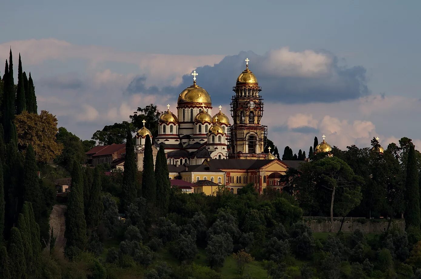 Новый афон находится. Новоафонский монастырь Абхазия. Симоно-Кананитский монастырь. Гора Афон в Абхазии монастырь. Абхазия новый Афон Симоно-Кананитский монастырь.