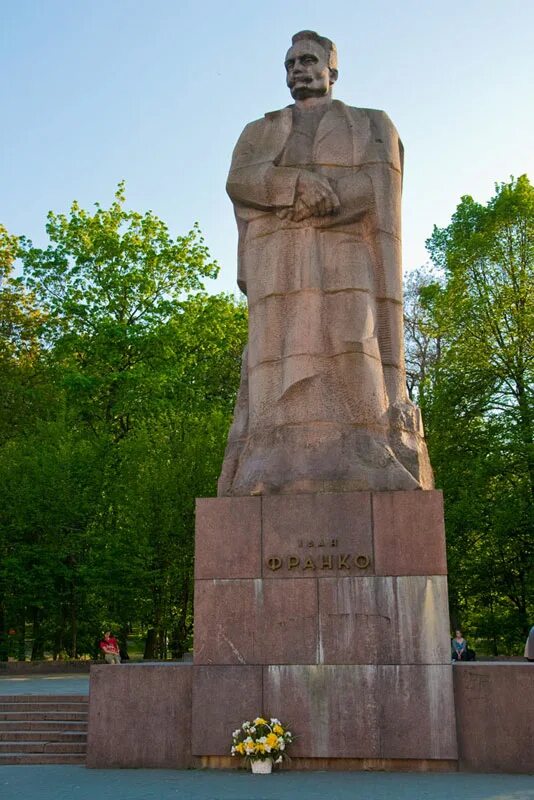 Лев франко. Памятник Франко во Львове. Памятник Ивану Франко. Парк Ивана Франко во Львове. Памятник на Ивана Франко в Чебоксарах.