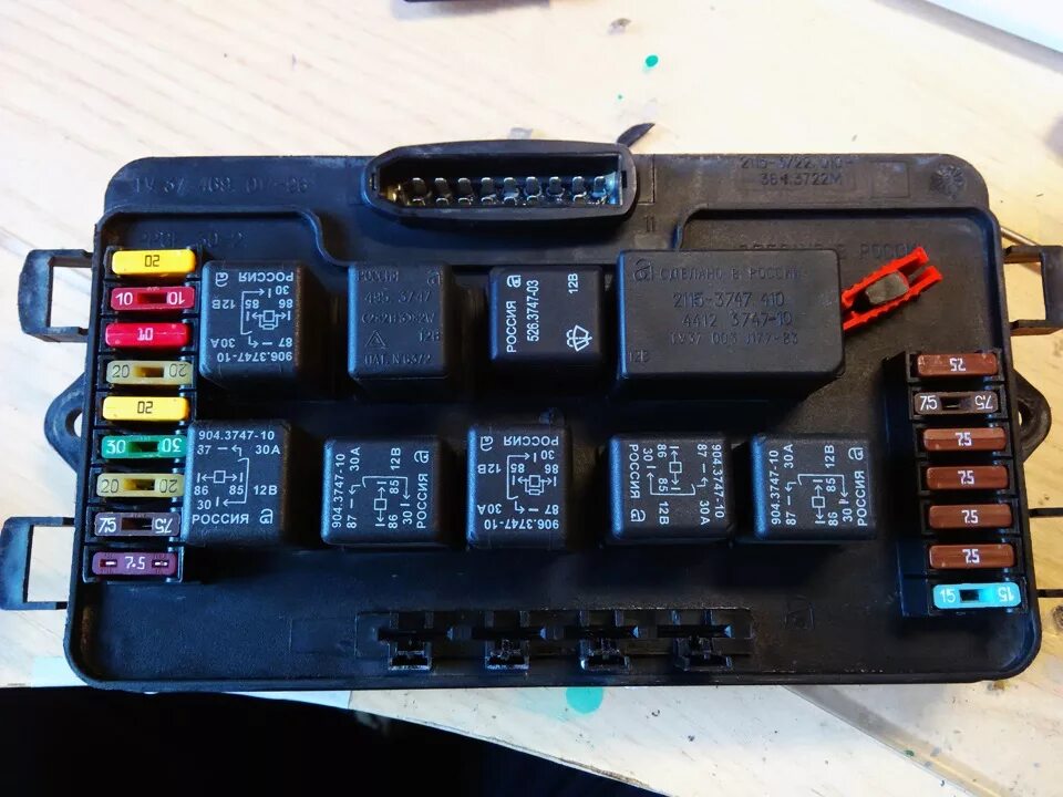 Реле предохранителей 2115. Монтажный блок 2115. Блок ВАЗ 2115. 2115 Монтажный блок реле. Юлок предохранитель 2115...