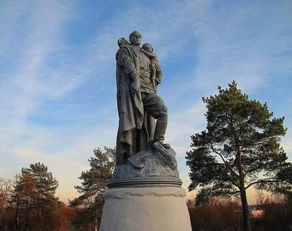 Памятник воину освободителю. Воин освободитель Верея. Верея памятник освободитель. Монумент воин освободитель.