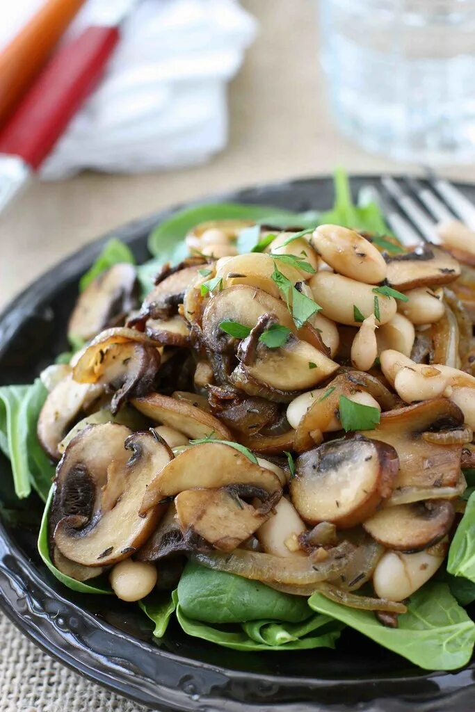 Рецепты с шампиньонами свежими. Салат с грибами. Салат с фасолью и грибами. Салат из шампиньонов. Постный салат с грибами.