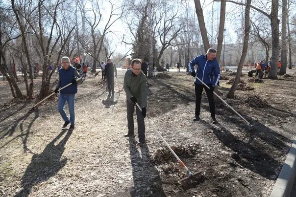 Общегородской субботник 20 апреля 2025. Субботник по уборке территории. волонтеры на субботнике. чистый город. городской парк.