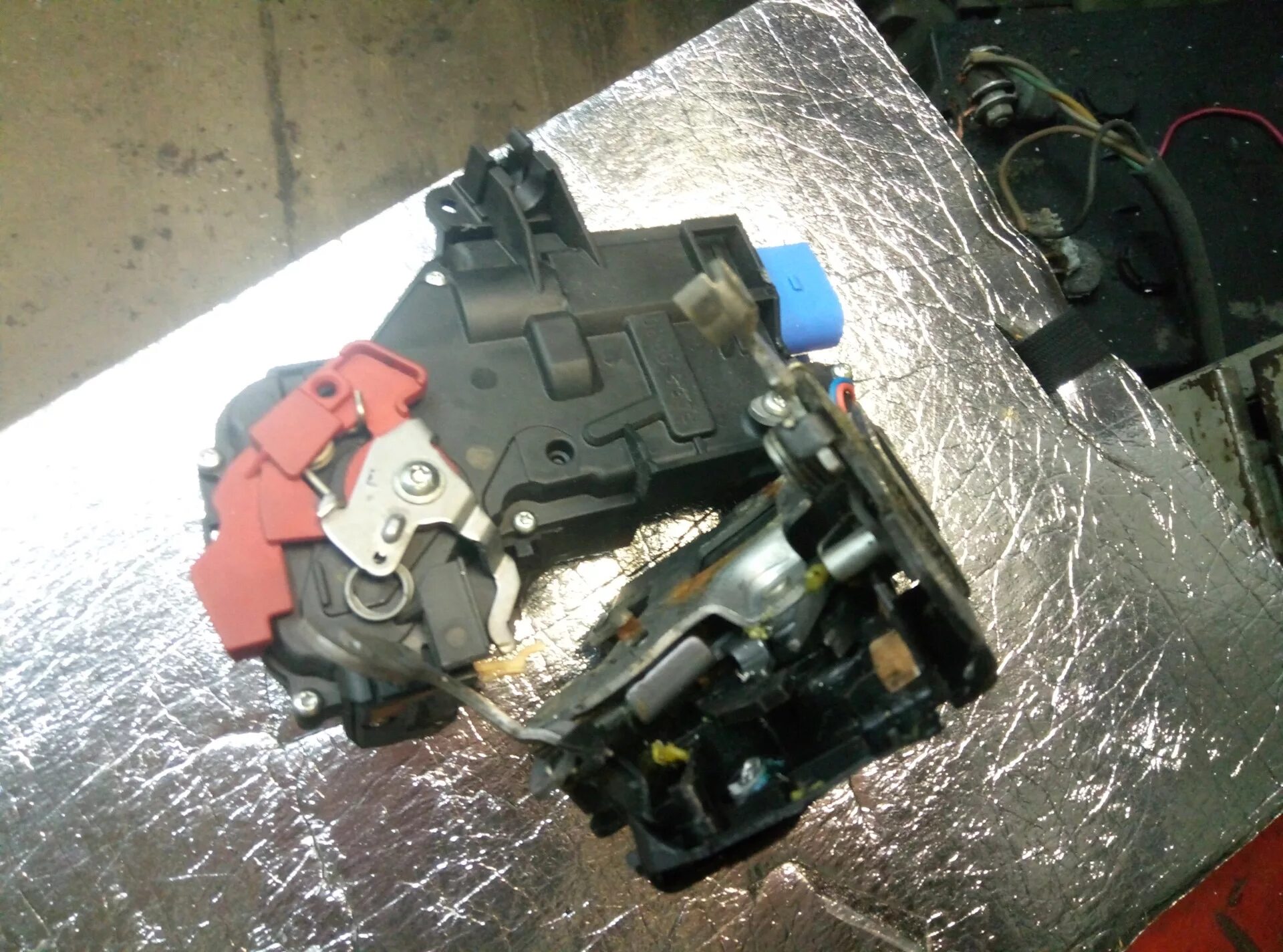Замена замка водительской двери Golf 4 (Часть 2) - Volkswagen Golf Mk4, 1,4 л, 2