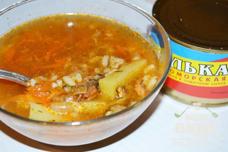 Суп из рыбных консервов в томатном соусе. Суп из консервы килька. Суп с килькой в томатном соусе. Суп с килькой в томатном. Суп с консервой килька.