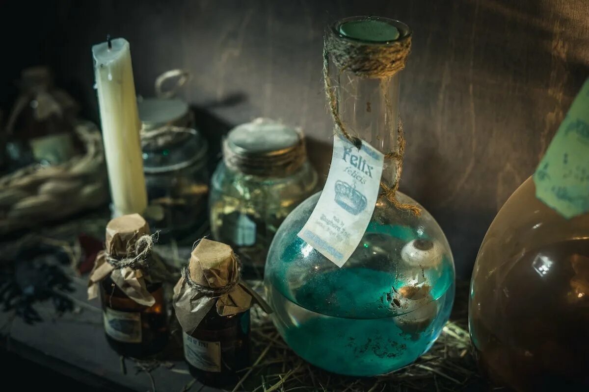 Эликсир молодости алхимия. Пузырек с зельем. Эликсир бессмертия алхимия. Снадобье это. Баночки для зелий.