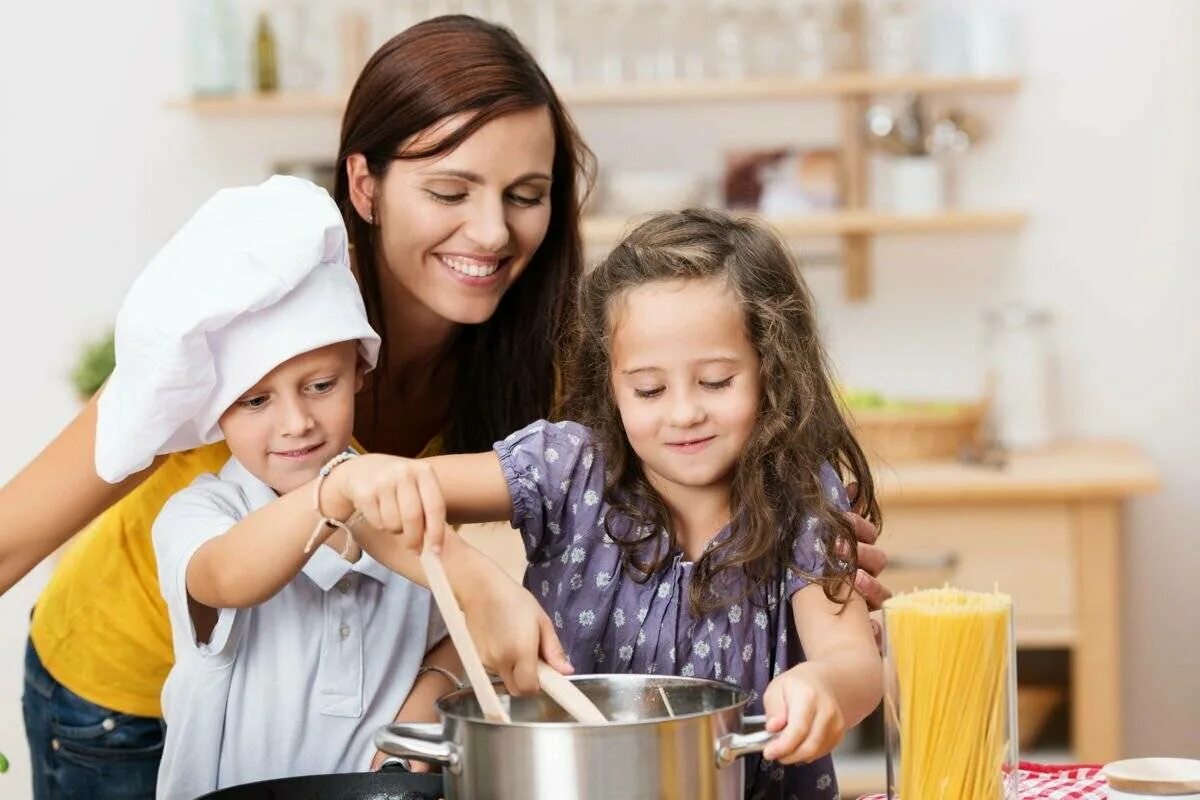 Кухня для детей. Ребенок с родителями на кухне. Семья готовит. Готовка с детьми.