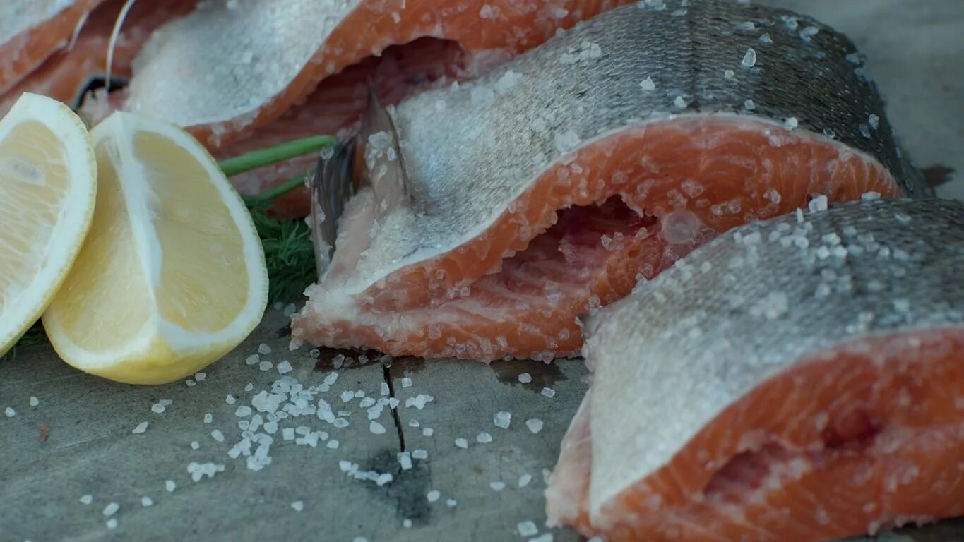 есть красную соленую рыбу сон. к чему снится рыба. есть красную соленую рыбу сон. лосось форель семга нерка. лосось соленый.