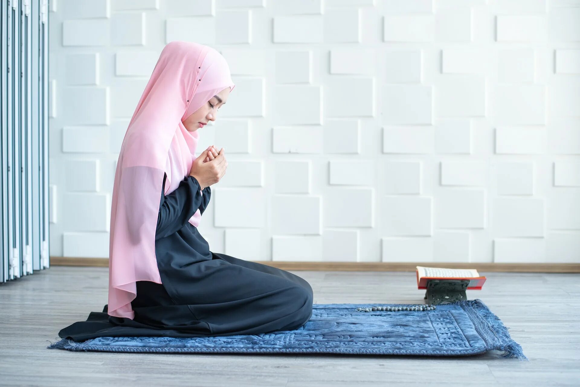 Коврик читающий намаз. Beautiful Muslim woman praying намаз. Мусульманка Дуа намаз. Мусульманка на коврике. Мусульманка молится на коврике.