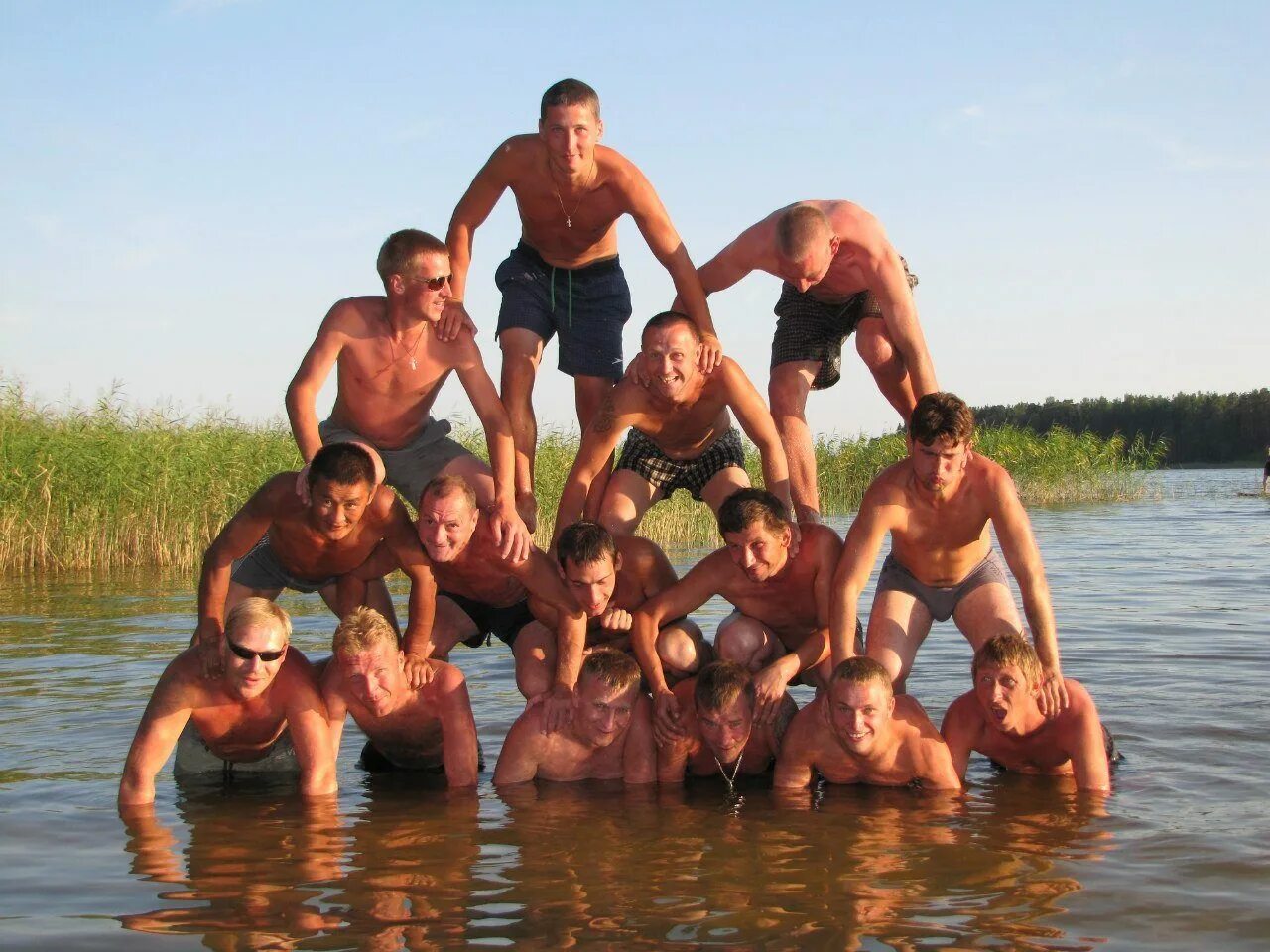 Студенты на берегу реки. Студенты на берегу реки. Пикник на берегу озера. Студенты на берегу реки. Молодёжь на берегу реки.