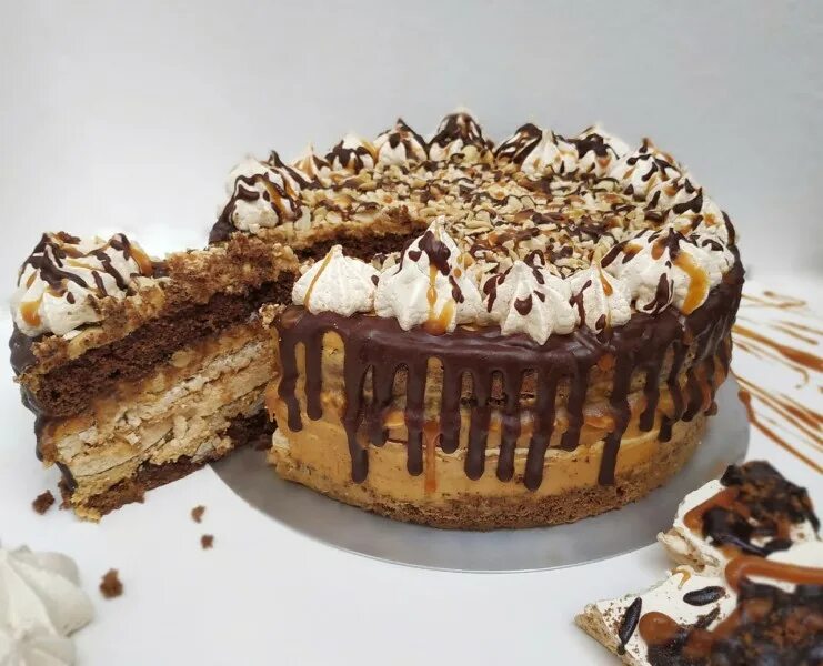 Торт с арахисом. Бисквит для торта сникерс. Торт сникерс с арахисом. Торт "сникерс джаганнат. Торт сникерс с арахисом.