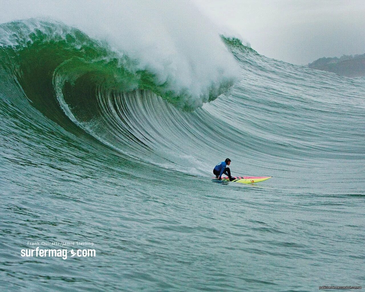 волна. цунами на дальнем востоке. океан темный волны. цунами серфинг. аланья цунами.
