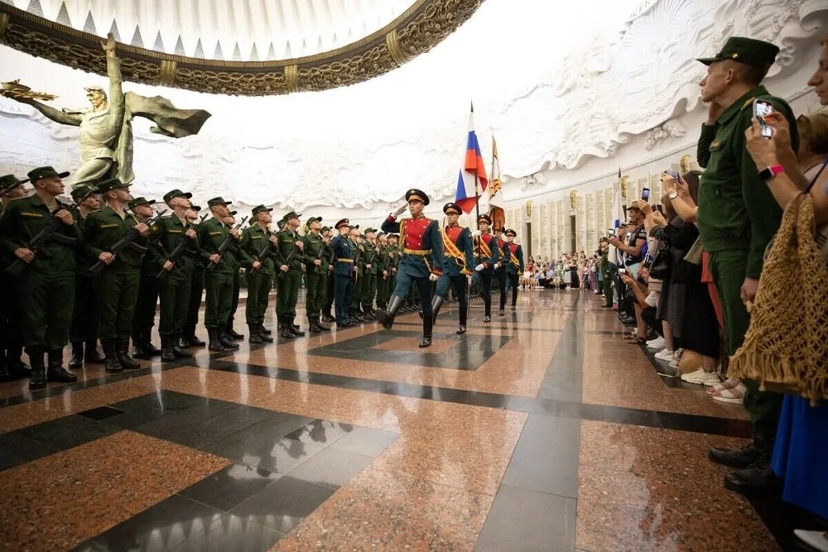 Приняли военно. Присяга в Преображенском полку 2022. Преображенский полк новобранцы. Присяга Преображенский полкм2022. Присяга Преображенского полка 2022 30 июля.