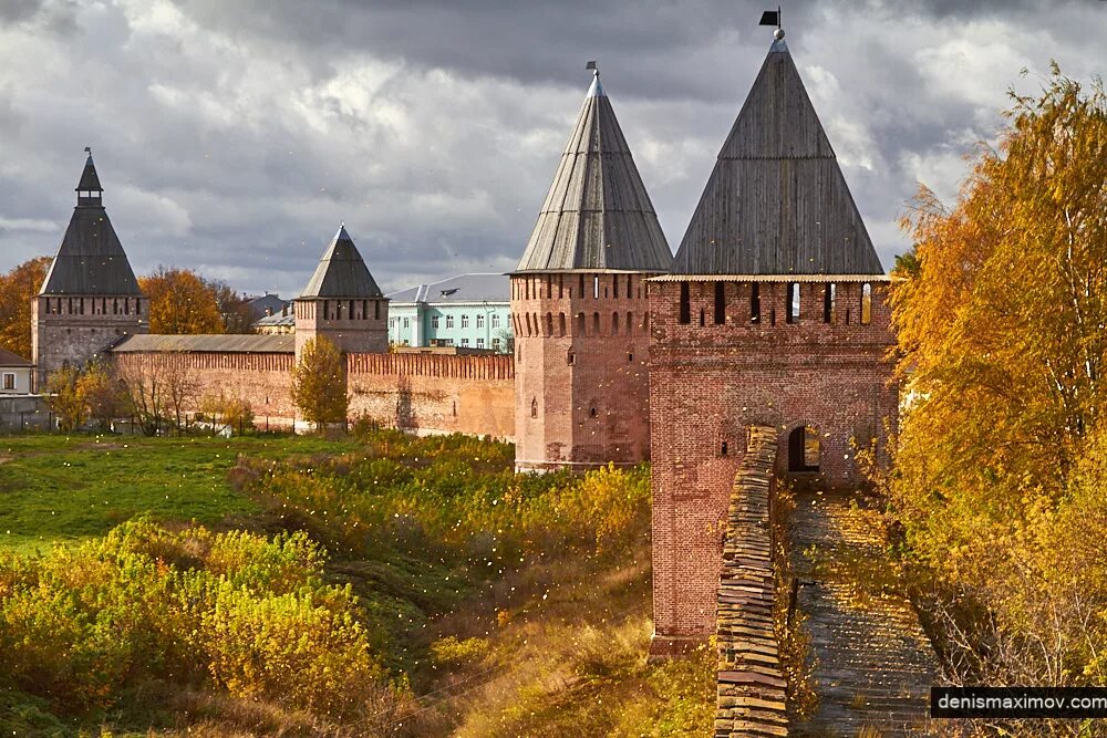 Крепостные стены кремля. Крепостная стена Смоленск. Смоленская крепость Смоленск. Кремлевская стена Смоленск.