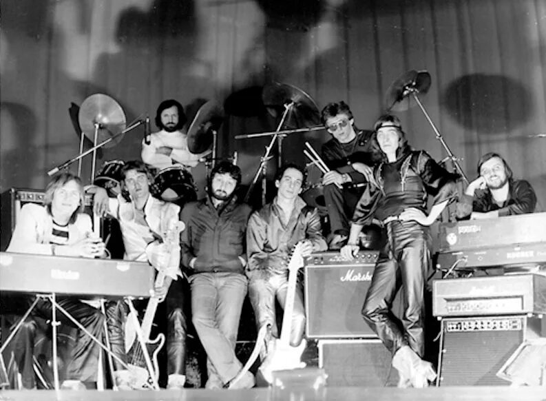 Группа стаса намина 1980. Цветы 80 х. Мода 80-х годов 20 века. Цветы 80 х. Букет советский школьнику.