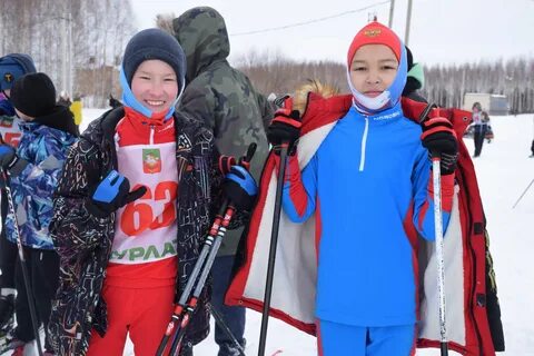 2 лыжника вышли из поселка