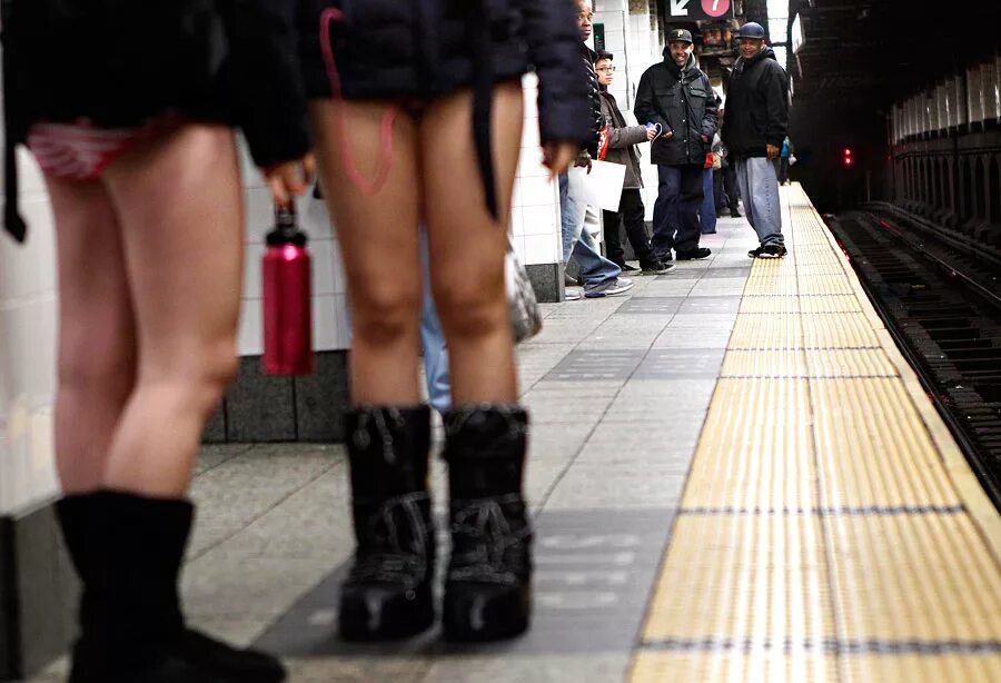 Без штанов без цензуры. No Pants Subway Ride 2012. Метро без штанов 2011 Нью Йорк. В метро без штанов. Между ног в метро.