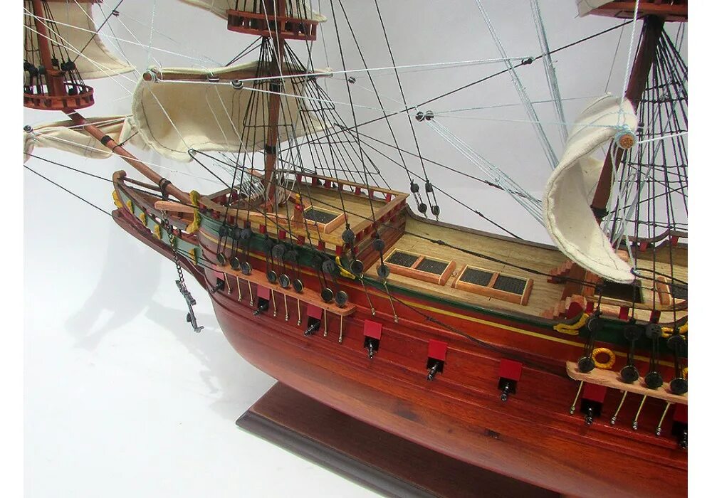 Hms revenge amati. Верфь на столе магазин сборных моделей кораблей. Галеон сантисима тринидад. Испанский галеон 16 века. Галеон дрейка.